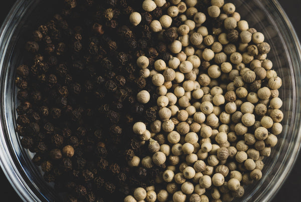 bowl of pepper showing the difference between white and black pepper appearance